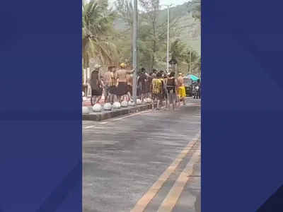 Torcedores do Peñarol e do Flamengo se envolvem em confusão na Praia da Macumba