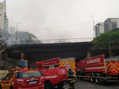 Prefeitura faz vistoria em viaduto que pegou fogo no centro de São Paulo