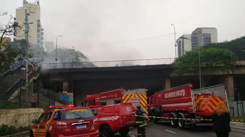 Prefeitura faz vistoria em viaduto que pegou fogo no centro de São Paulo