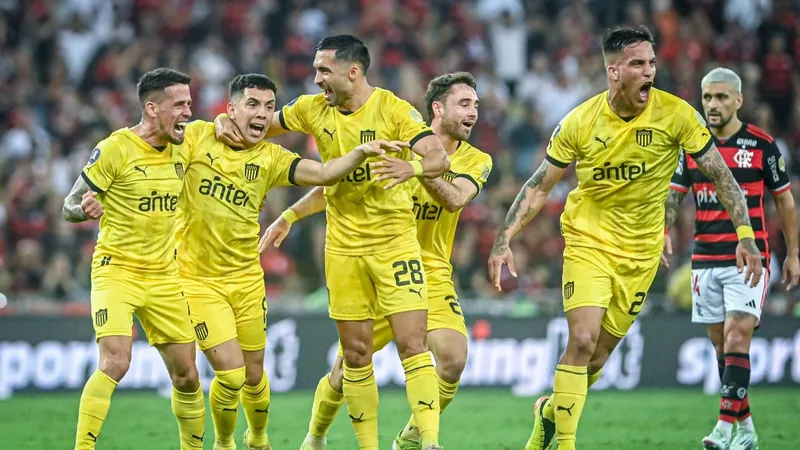 Peñarol faz gol no início, bate Flamengo no Maracanã e abre vantagem na Libertadores