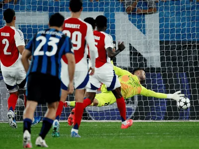 Raya defende pênalti e Arsenal estreia com empate contra a Atalanta na Champions League