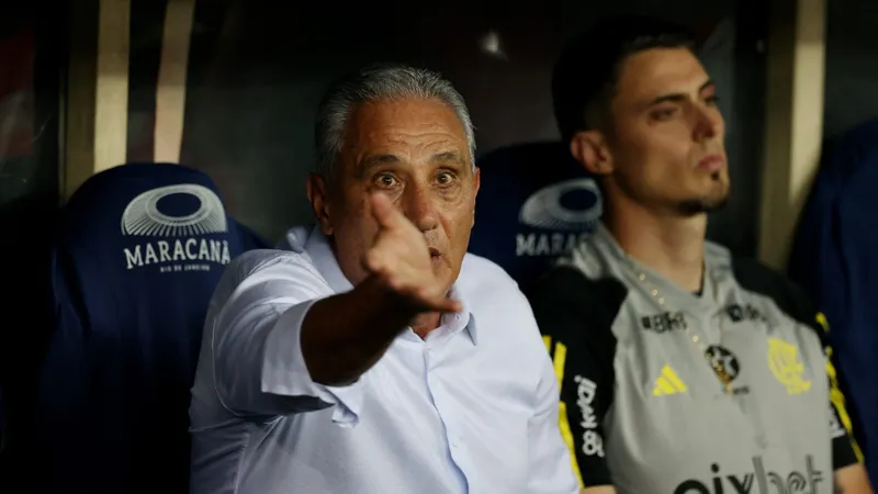 Tite diz que xingamento da torcida "dói" e explica escalação de Pulgar