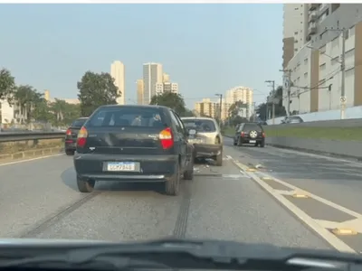 VÍDEO: acidente entre 5 veículos causa congestionamento na Avenida Jorge Zarur em São José