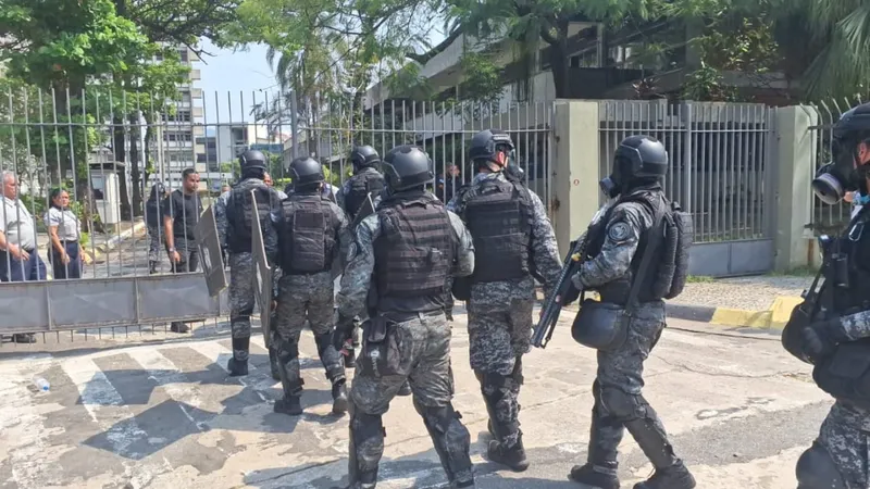 Quatro pessoas são detidas após PM entrar na UERJ para retirar manifestantes