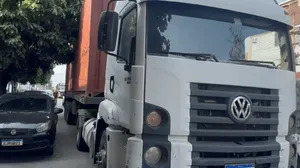 Policiais buscam criminosos que roubaram carreta de cerveja na Avenida Brasil, no RJ