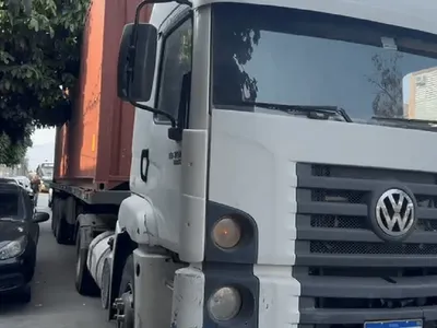 Policiais buscam criminosos que roubaram carreta de cerveja na Avenida Brasil, no RJ