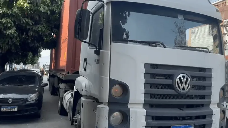 Policiais buscam criminosos que roubaram carreta de cerveja na Avenida Brasil, no RJ