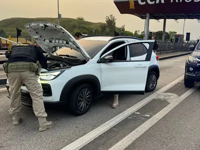 PRF prende homem armado e recupera veículo roubado na Dutra em Jacareí