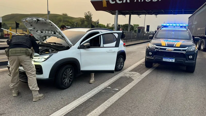 PRF prende homem armado e recupera veículo roubado na Dutra em Jacareí