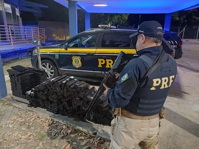 Duas mulheres são presas transportando mais de 330kg de maconha em carro roubado na Dutra