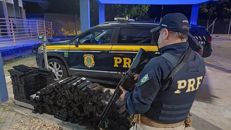 Duas mulheres são presas transportando mais de 330kg de maconha em carro roubado na Dutra