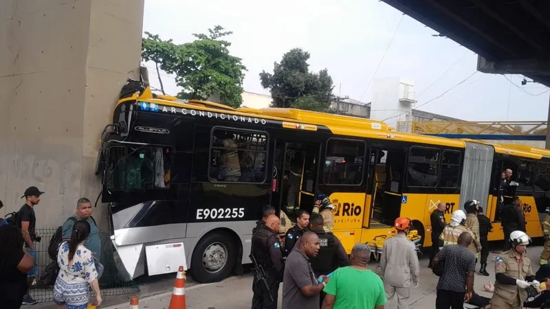 Motorista e quatro passageiros do BRT que bateu no Elevado do Gasômetro seguem internados