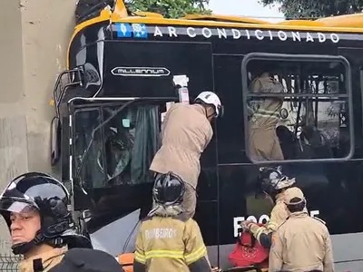 Acidente com BRT na Zona Portuária deixa mais de 60 feridos