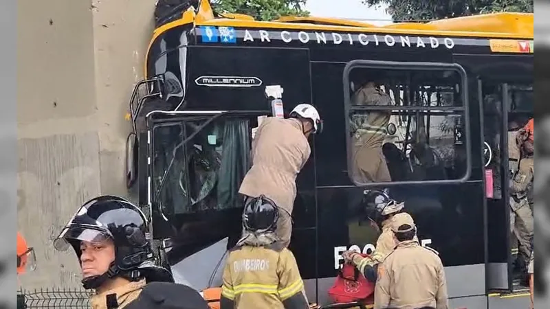 Acidente com BRT na Zona Portuária deixa mais de 60 feridos