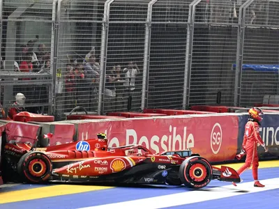 Carlos Sainz erra, sai da pista e bate na classificação para o GP de Singapura; veja vídeo