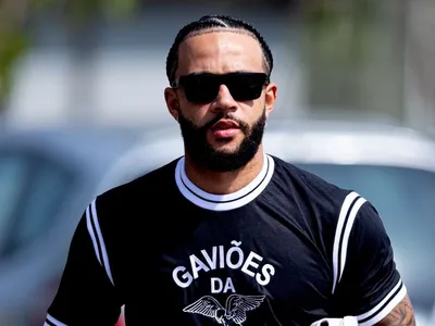 Antes de reforçar o Corinthians, Depay foi alvo de boato envolvendo Dani Alves