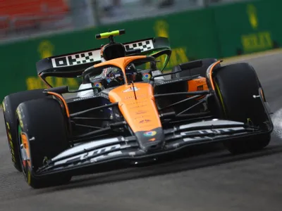 Lando Norris lidera treino livre interrompido por entrada de lagarto na pista, em Singapura