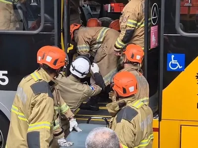 Acidente na Zona Portuária: motorista de BRT é resgatado com fraturas depois de três horas