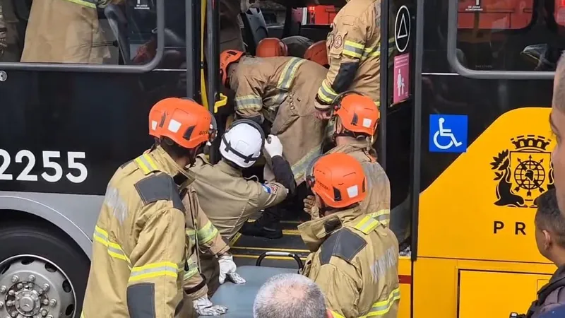 Acidente na Zona Portuária: motorista de BRT é resgatado com fraturas depois de três horas