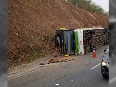 Acidente com ônibus de time de futebol americano deixa três mortos na Serra das Araras