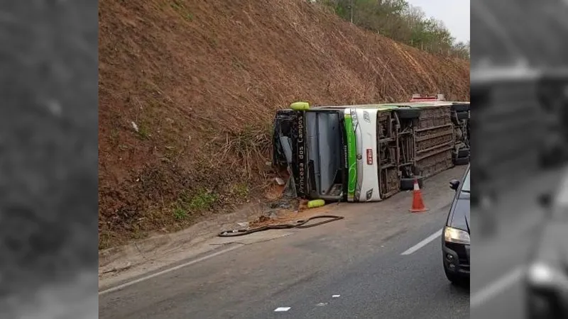 Testes do bafômetro em motoristas do ônibus que tombou na Serra das Araras dão negativo