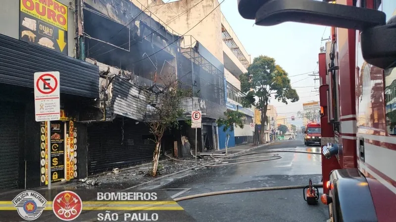 Loja de bijuterias pega fogo no centro de Taubaté