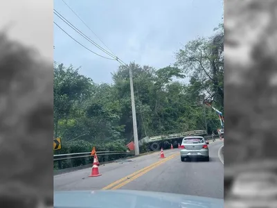 Interdição total na SP-55, em São Sebastião