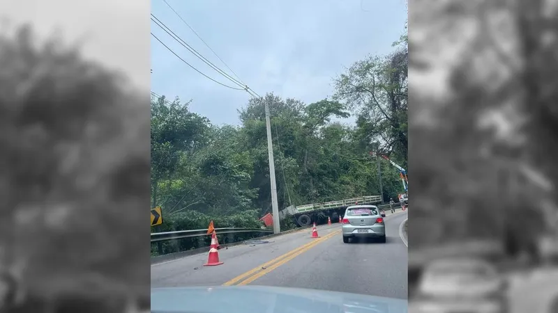 Interdição total na SP-55, em São Sebastião