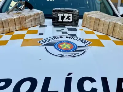 Polícia apreende tabletes de cocaína dentro de uma carreta