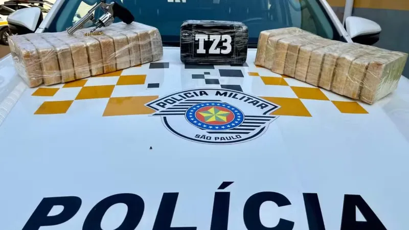 Polícia apreende tabletes de cocaína dentro de uma carreta