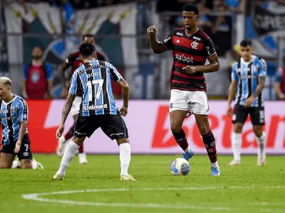 Carlinhos sofre racismo após ser expluso contra o Grêmio, diz Flamengo