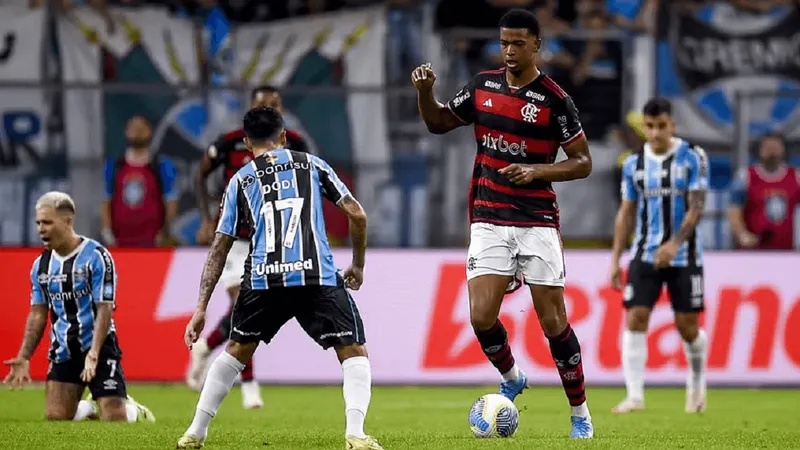 Grêmio identifica torcedor após relato de racismo contra jogador do Flamengo