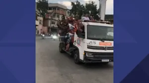 Grupo é filmado em caminhão da Comlurb com armas que parecem de brinquedo; veja vídeo