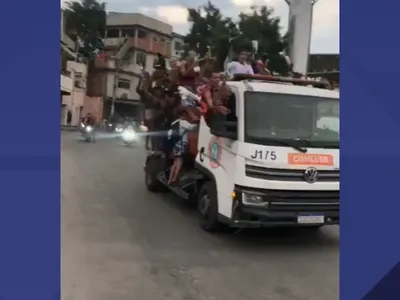 Grupo é filmado em caminhão da Comlurb com armas que parecem de brinquedo; veja vídeo