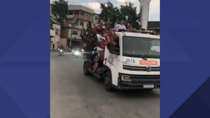 Grupo é filmado em caminhão da Comlurb com armas que parecem de brinquedo; veja vídeo