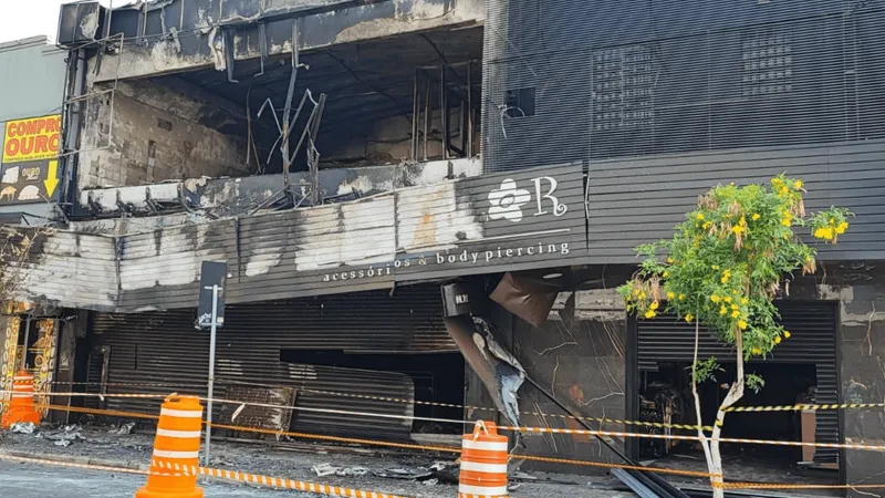 Defesa Civil interdita loja de bijuterias que pegou fogo no centro de Taubaté