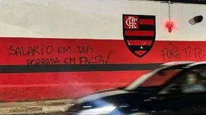 "Fora Tite": muro da sede do Flamengo amanhece pichada após derrota no Campeonato Brasileiro