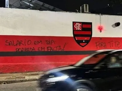 "Fora Tite": muro da sede do Flamengo amanhece pichada após derrota no Campeonato Brasileiro