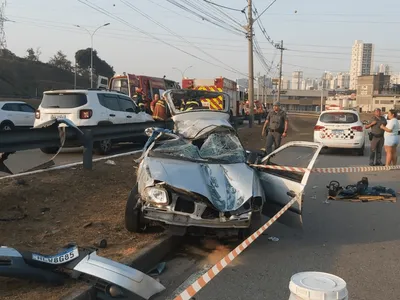 Mulher morre e homem fica ferido após carro capotar em acidente no Anel Viário em São José