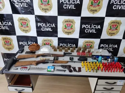 Armas e drogas são apreendidas em operação em Sarapuí