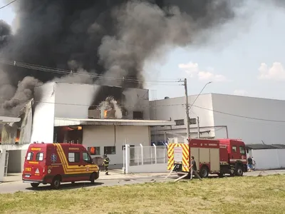 Fábrica em Pindamonhangaba é consumida por incêndio, veja vídeo