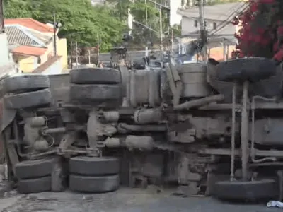 Vídeo: caminhão desgovernado atinge quatro casas em ladeira na Zona Norte de SP