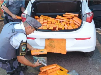 Carro é apreendido com tabletes de maconha em Ourinhos