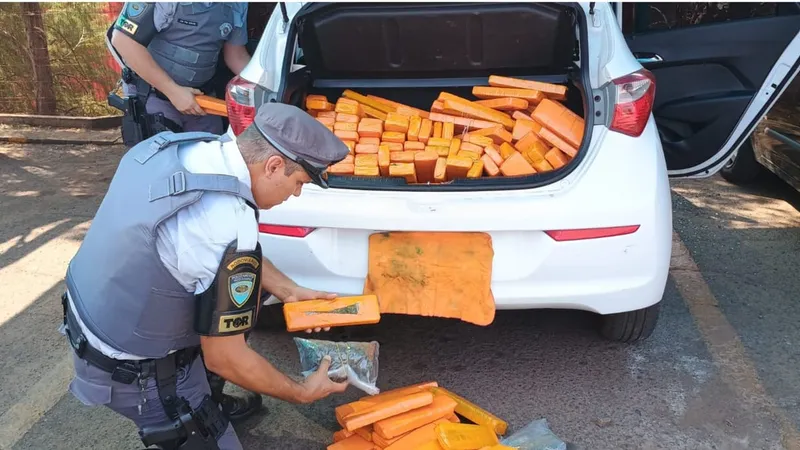 Polícia apreende veículo com 350 tabletes de maconha e 13 de skank