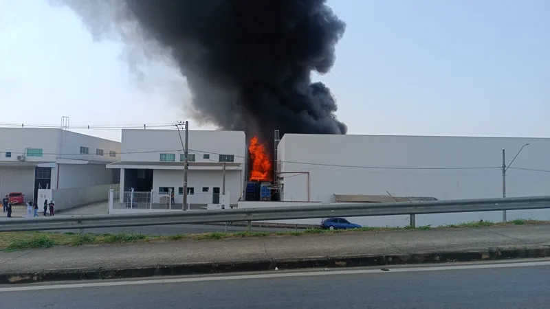 Incêndio em fábrica de Pindamonhangaba é controlado após 25 horas de combate