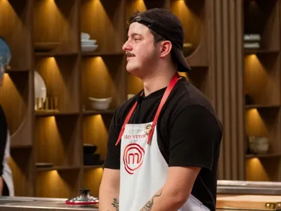 Em eliminação emocionante, João Vitor deixa o MasterChef e dá terço da avó a Jacquin