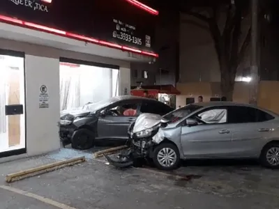 Carro invade Sex Shop após se envolver em acidente na Avenida Andrômeda, em São José dos Campos