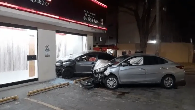 Carro invade Sex Shop após se envolver em acidente na Avenida Andrômeda, em São José dos Campos