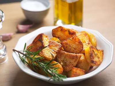 Batata assada na air fryer: descubra o tempo ideal para ficar bem crocante