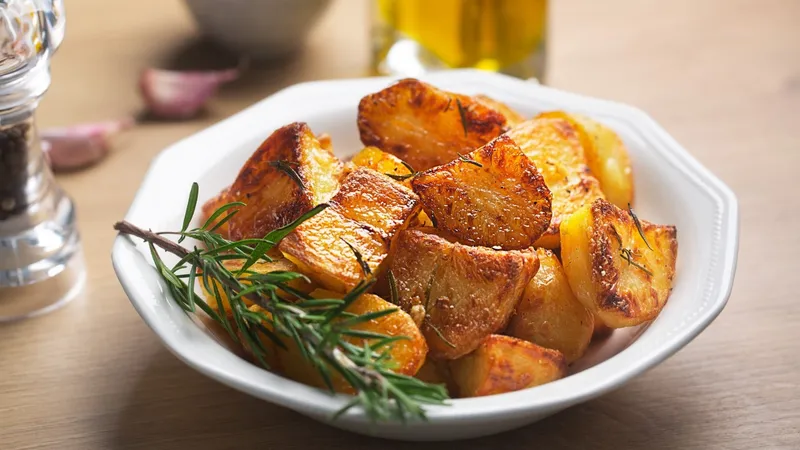 Batata assada na air fryer: descubra o tempo ideal para ficar bem crocante